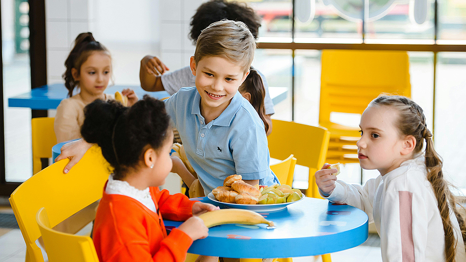 Kinder essen in der Schule © pexels Foto:Anastasia Shuraeva