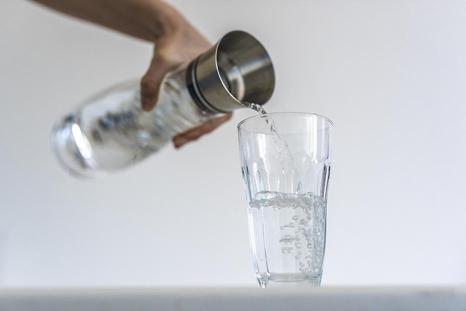 Wasserkaraffe mit Glas © Stadt Frankfurt am Main, Foto: E. Krumpholz